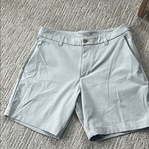 Men’s Lululemon classic fit golf shorts